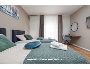 апартамент Luxe Holiday Home