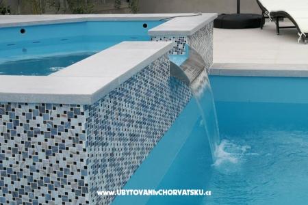 Family friendly Apt with a pool  фото 4