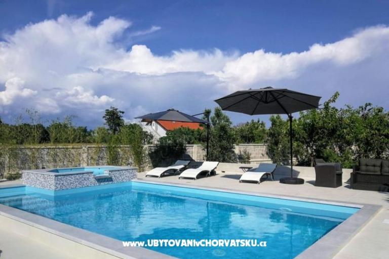 Family friendly Apt with a pool  – фото 2
